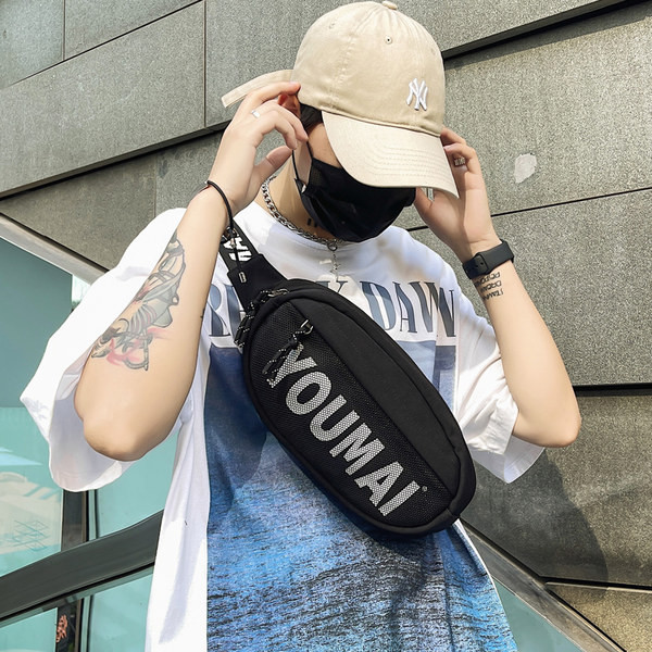 Vīriešu ikdienas soma ar uzrakstu un tīklu