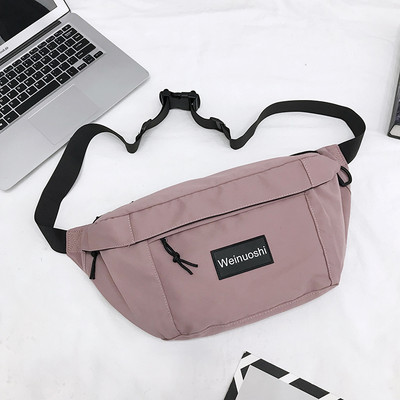 Vīriešu panks ar emblēmu un regulējamu rokturi