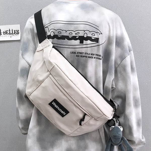 Vīriešu panks ar emblēmu un regulējamu rokturi