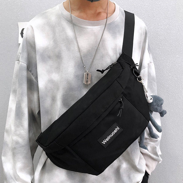 Vīriešu panks ar emblēmu un regulējamu rokturi