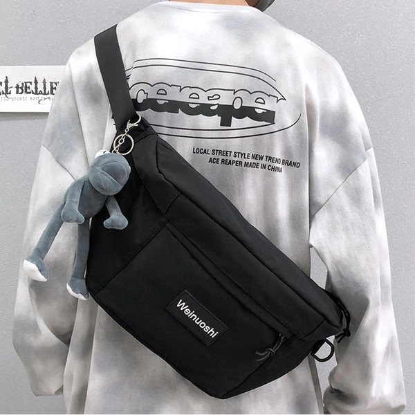 Vīriešu panks ar emblēmu un regulējamu rokturi