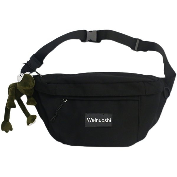 Vīriešu panks ar emblēmu un regulējamu rokturi