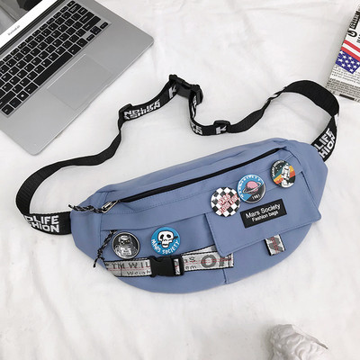 Férfi punk kitűzővel és állítható fogantyúval