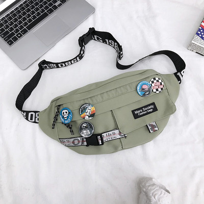 Férfi punk kitűzővel és állítható fogantyúval