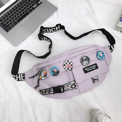 Férfi punk kitűzővel és állítható fogantyúval