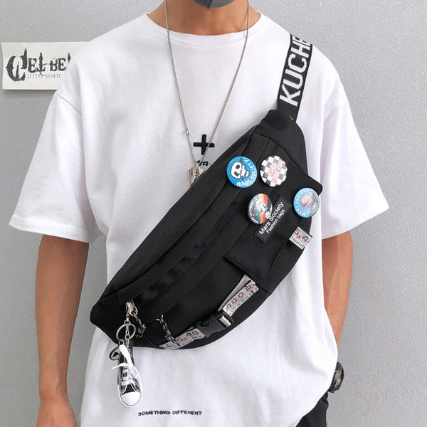 Férfi punk kitűzővel és állítható fogantyúval