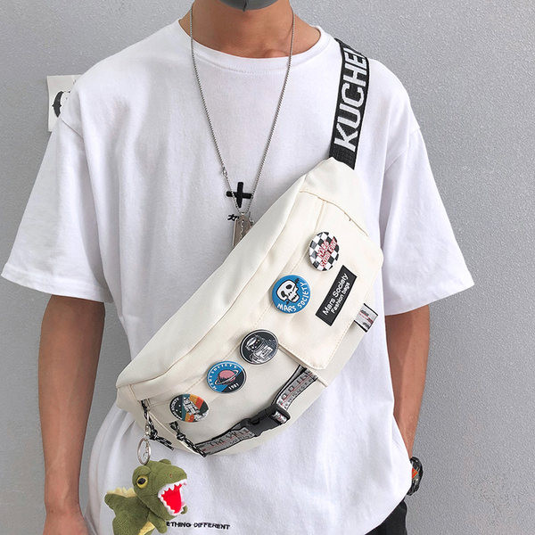 Férfi punk kitűzővel és állítható fogantyúval