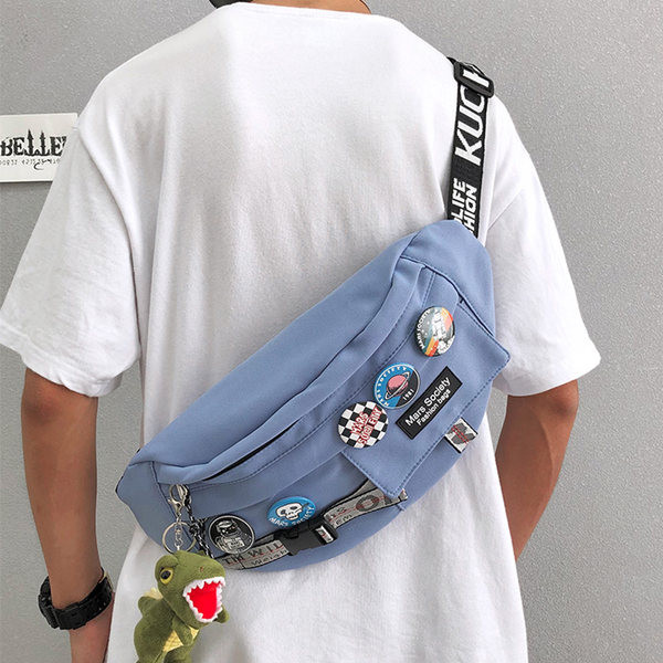 Férfi punk kitűzővel és állítható fogantyúval