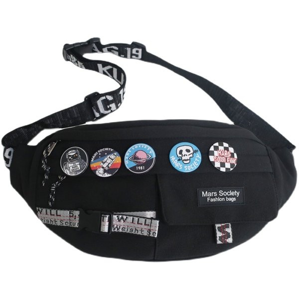 Férfi punk kitűzővel és állítható fogantyúval