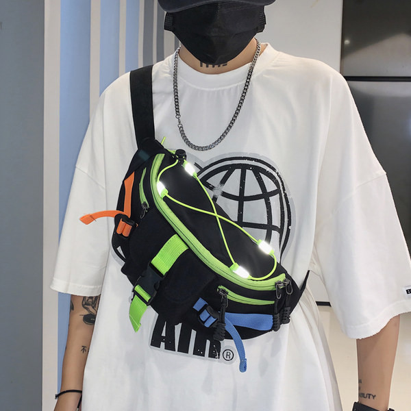 Férfi táska csattal és cipzárral