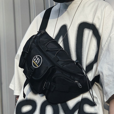 Férfi táska nyakkendővel és műanyag kapcsokkal