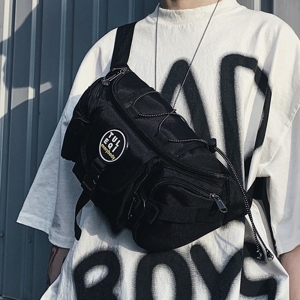 Férfi táska nyakkendővel és műanyag kapcsokkal