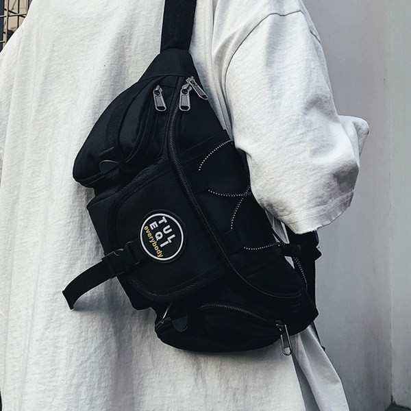 Férfi táska nyakkendővel és műanyag kapcsokkal