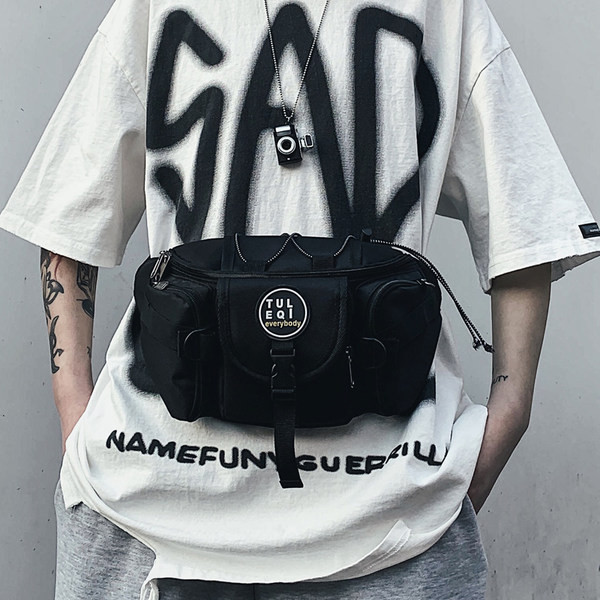 Férfi táska nyakkendővel és műanyag kapcsokkal