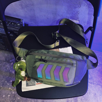 Tekstila punk ar rāvējslēdzēju krūtīm