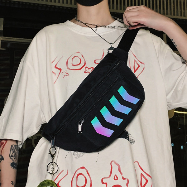 Tekstila punk ar rāvējslēdzēju krūtīm