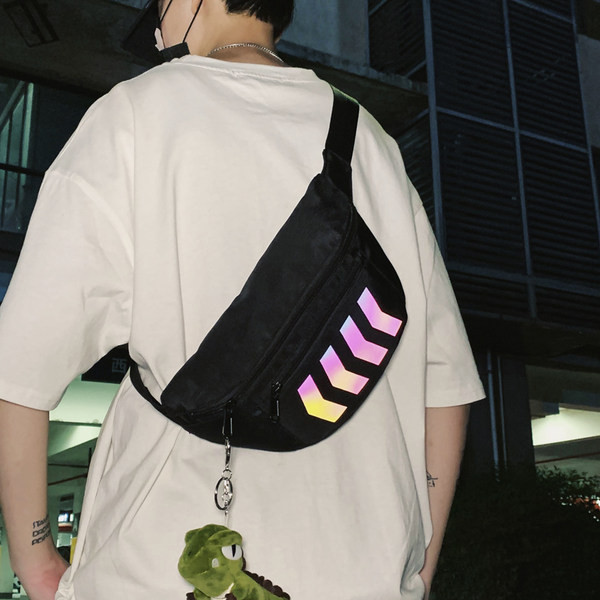 Tekstila punk ar rāvējslēdzēju krūtīm