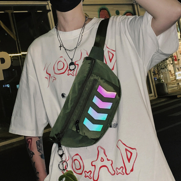 Tekstila punk ar rāvējslēdzēju krūtīm