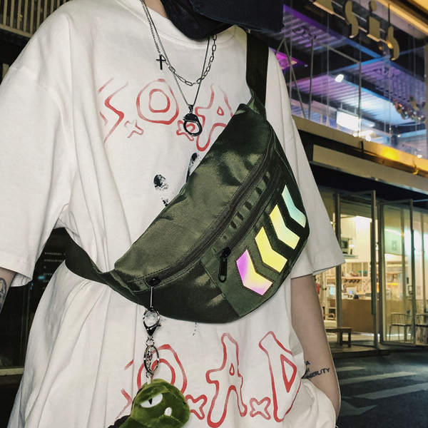 Tekstila punk ar rāvējslēdzēju krūtīm