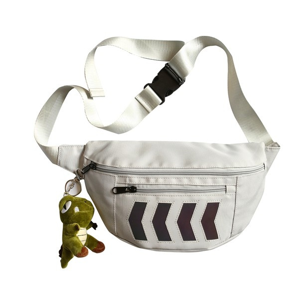 Tekstila punk ar rāvējslēdzēju krūtīm