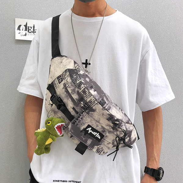 Ikdienas vīriešu panks ar rokturi pār plecu