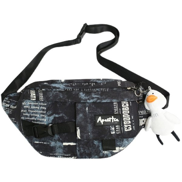 Ikdienas vīriešu panks ar rokturi pār plecu