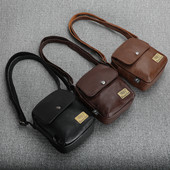 Férfi mini táska műbőrből, fém rögzítéssel