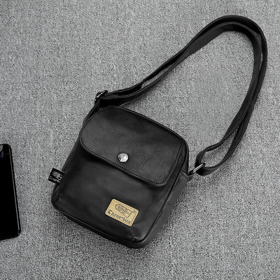 Férfi mini táska műbőrből, fém rögzítéssel