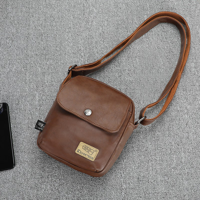 Férfi mini táska műbőrből, fém rögzítéssel