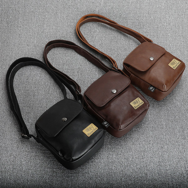 Férfi mini táska műbőrből, fém rögzítéssel