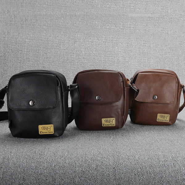 Férfi mini táska műbőrből, fém rögzítéssel