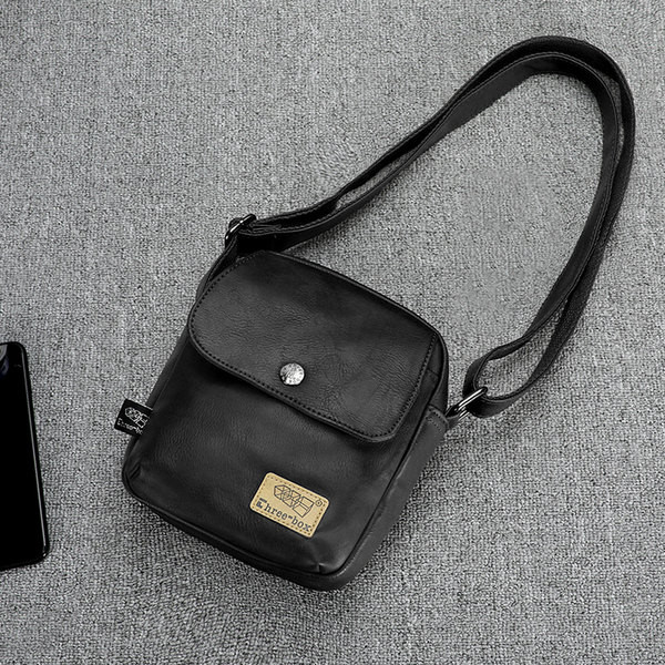 Férfi mini táska műbőrből, fém rögzítéssel