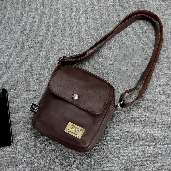 Férfi mini táska műbőrből, fém rögzítéssel