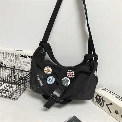 Vīriešu soma ar rāvējslēdzēju un garu rokturi