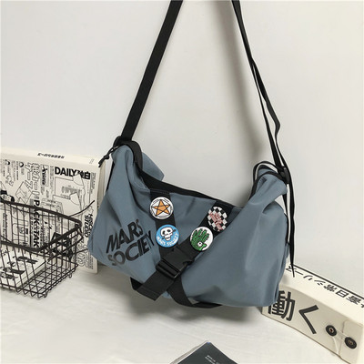 Vīriešu soma ar rāvējslēdzēju un garu rokturi