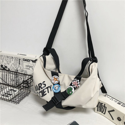 Vīriešu soma ar rāvējslēdzēju un garu rokturi