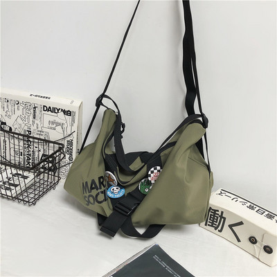 Vīriešu soma ar rāvējslēdzēju un garu rokturi