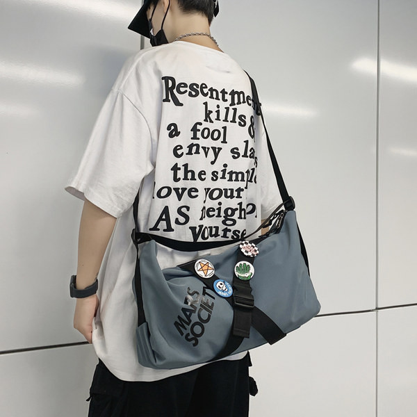 Vīriešu soma ar rāvējslēdzēju un garu rokturi