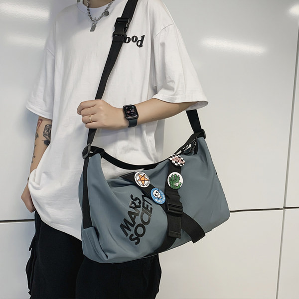 Vīriešu soma ar rāvējslēdzēju un garu rokturi