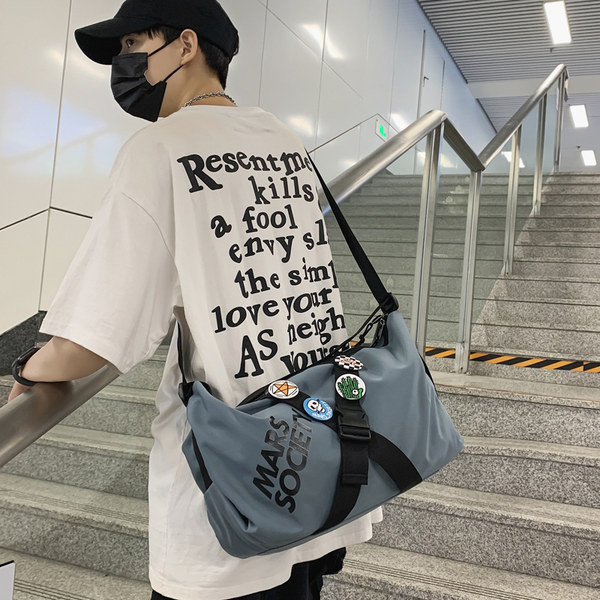 Vīriešu soma ar rāvējslēdzēju un garu rokturi