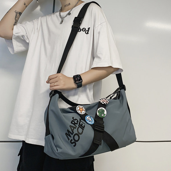 Vīriešu soma ar rāvējslēdzēju un garu rokturi