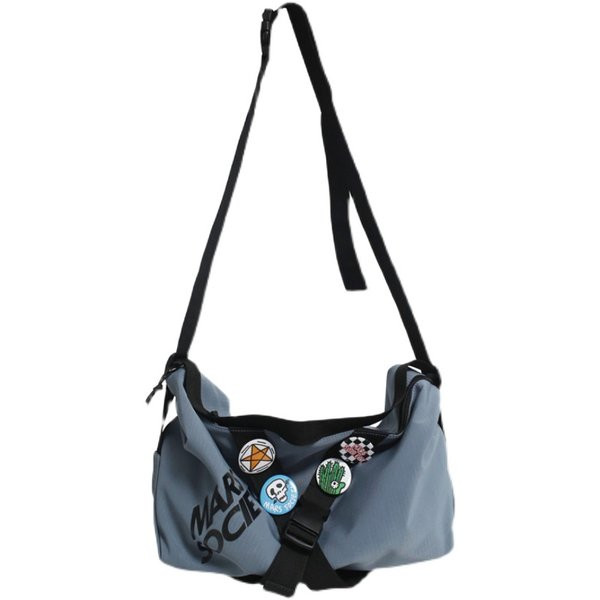 Vīriešu soma ar rāvējslēdzēju un garu rokturi