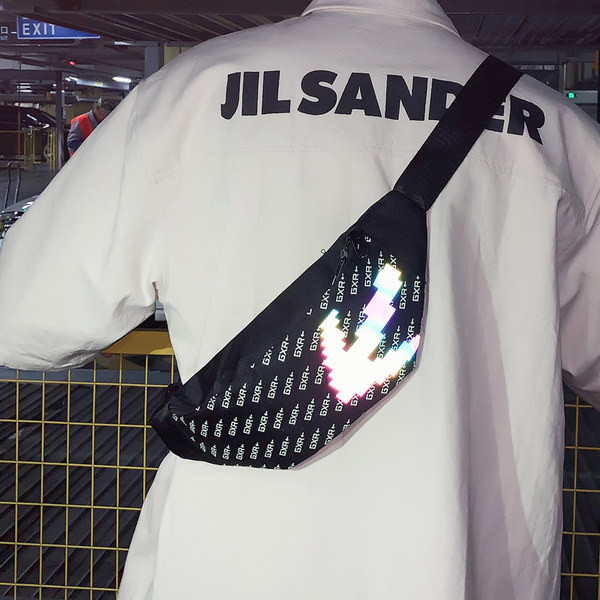 Vīriešu plecu soma ar uzrakstiem