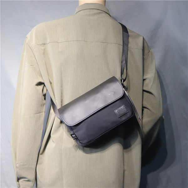 Jauna modeļa vīriešu plecu soma melnā un zilā krāsā