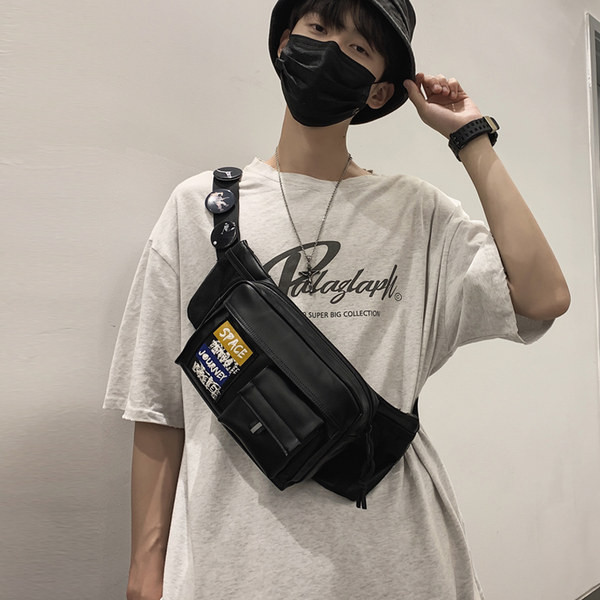 Vīriešu soma ar kabatām un uzrakstiem