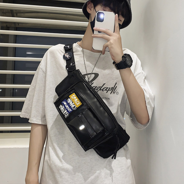 Vīriešu soma ar kabatām un uzrakstiem