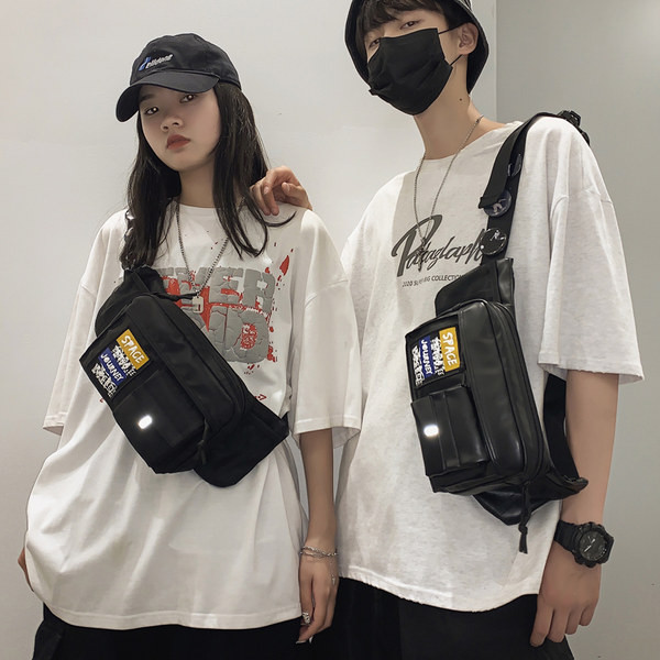 Vīriešu soma ar kabatām un uzrakstiem