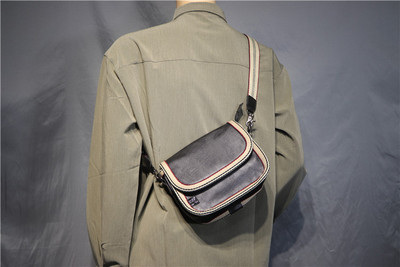 De modell férfi műbőr válltáska