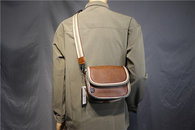 De modell férfi műbőr válltáska