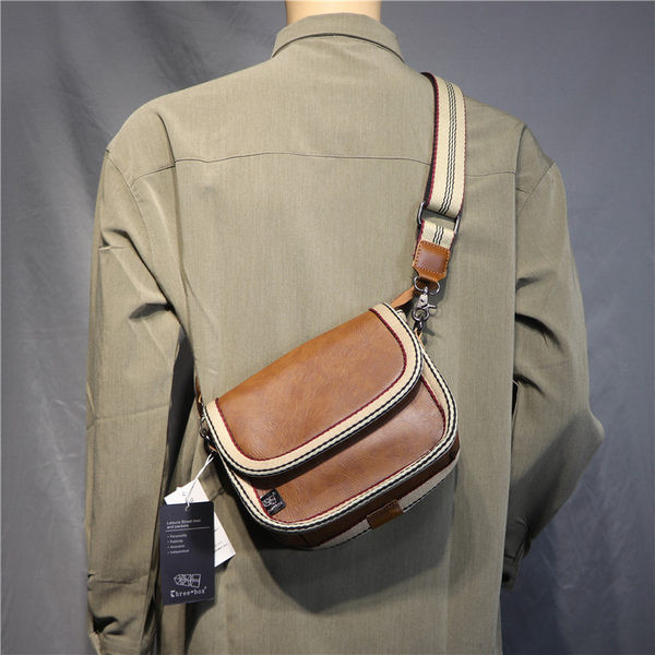 De modell férfi műbőr válltáska